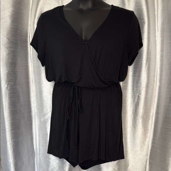 Gap NWT Women’s XL Crossover Wrap Black Jersey Knit Rayon Blend Belted Romper - Picture 1 of 8